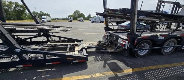2014 D11 Volvo that holds 5 vehicles - Image 3