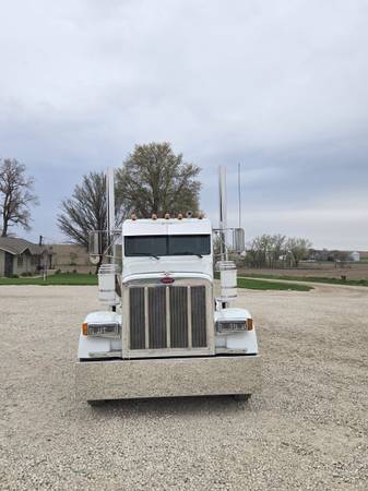 1999 Peterbilt 378 DayCab - Image 5