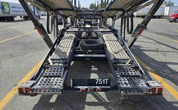 2014 D11 Volvo that holds 5 vehicles - Image 4