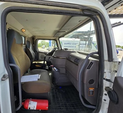 2014 D11 Volvo that holds 5 vehicles - Image 6