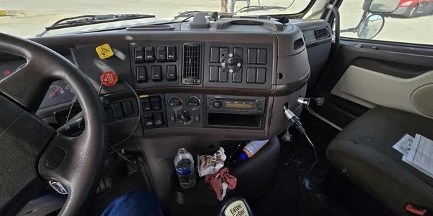 2014 D11 Volvo that holds 5 vehicles - Image 7