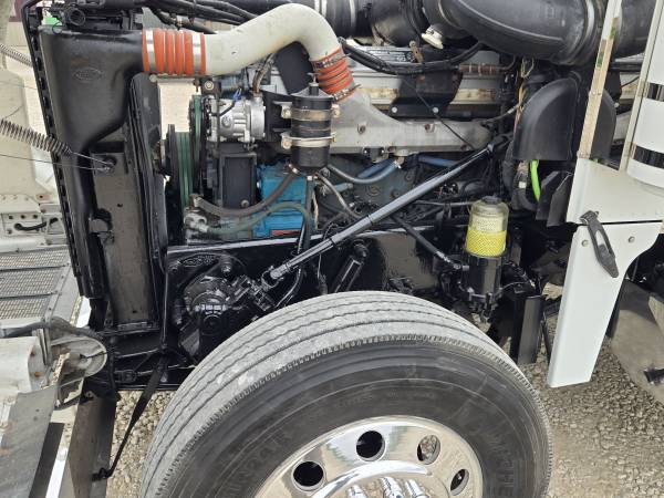 1999 Peterbilt 378 DayCab - Image 9